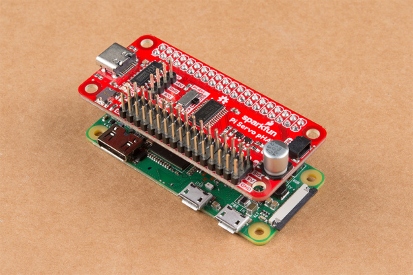 Raspberry Pi ZeroWに取り付けたPi Servo pHAT