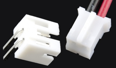 オス（左）とメスの2.0mm JST PHシリーズコネクタ。この場合、ジェンダーは個々の導体によって決まる
