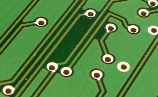 PCBの緑色の線が基板の各部をつなぐトレースである